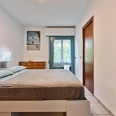 Ginestra Deluxe Idromassaggio Privato E Piscina アパート エラクレア・マーレ